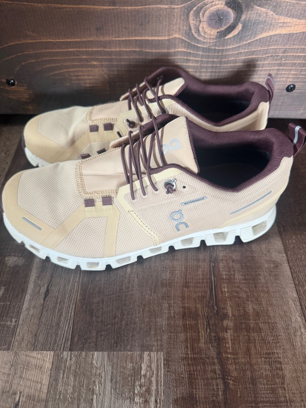 Women’s On Cloud  shoes size 8